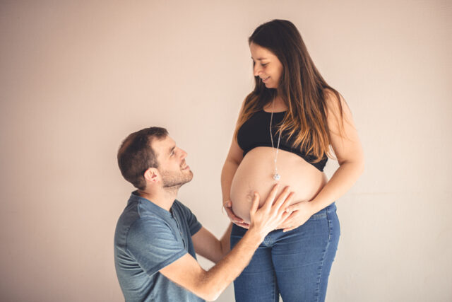 Séance Grossesse de S & M capturée par May Jolies Photos en février 2024