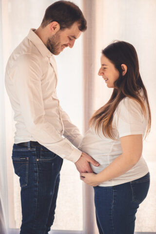 Séance Grossesse de S & M capturée par May Jolies Photos en février 2024