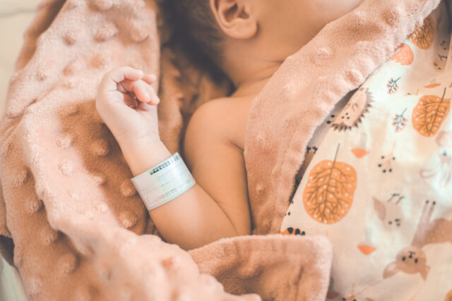 Séance maternité bébé C capturée par May Jolies Photos en mars 2024