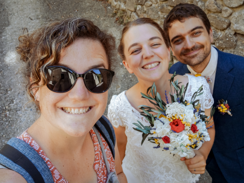 May Jolies Photos, photographe de mariage, prise en selfie avec un couple de marié lors de la séance couple.