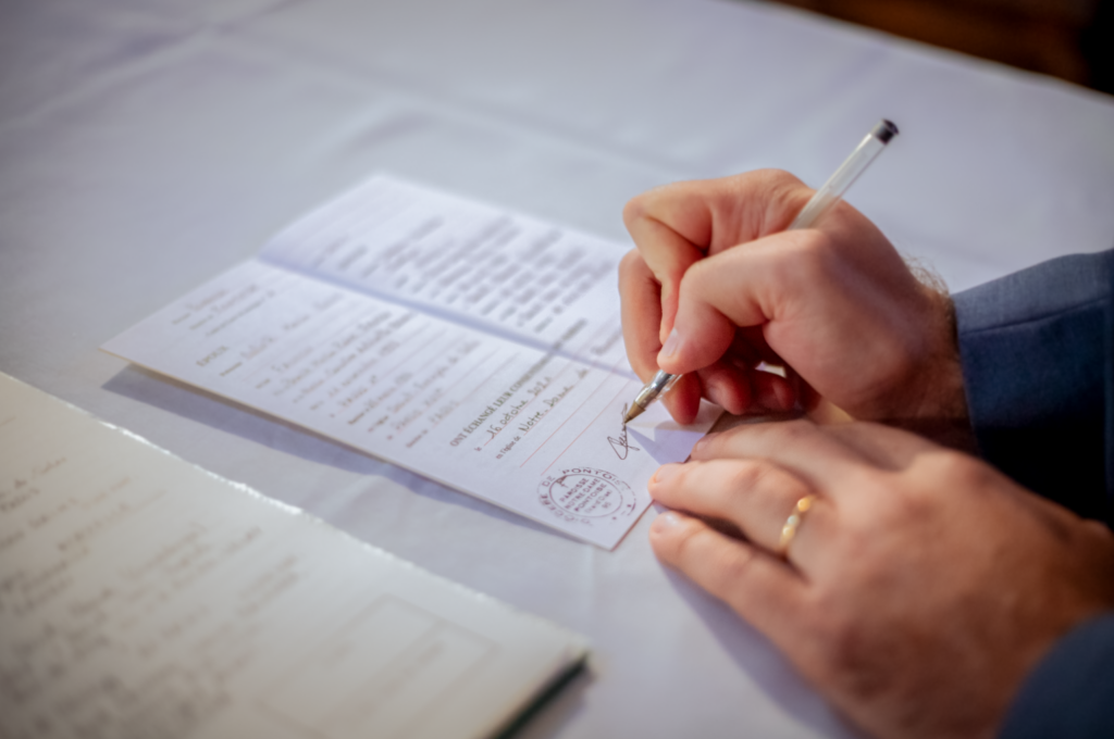 Signature d'un registre, photo prise par May Jolies Photos, photographe de mariage